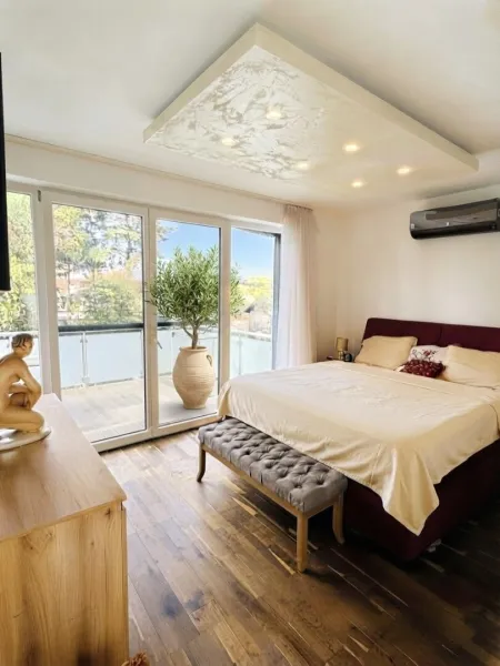 Schlafzimmer mit Blick auf Balkon (teilweise mit KI)