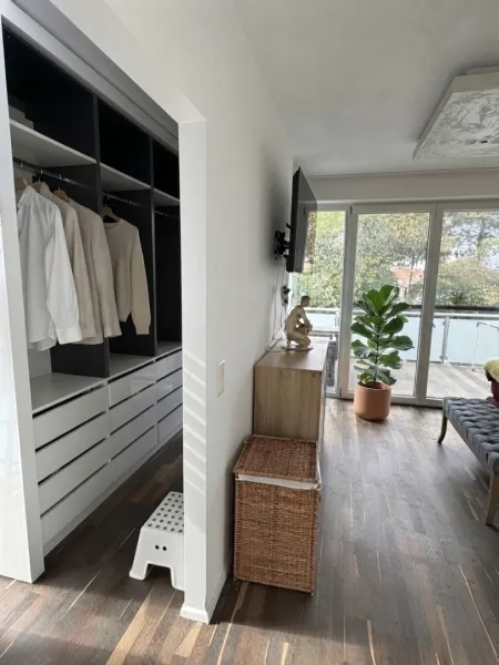 Schlafzimmer mit begehbarer Gardarobe
