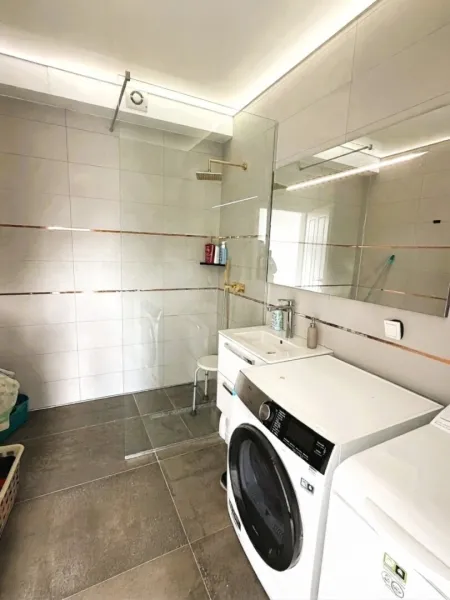 2. Badezimmer im Obergeschoß