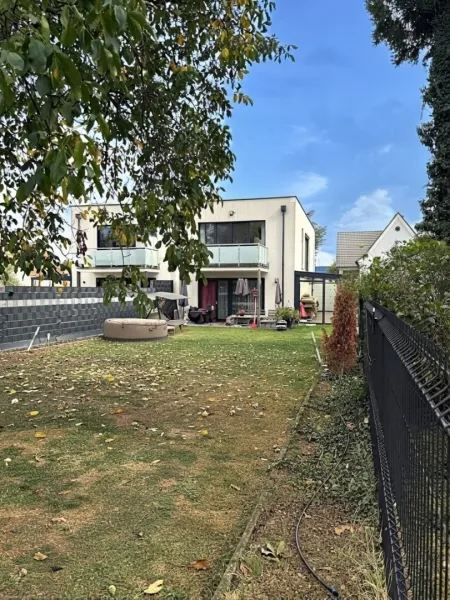 Gartenansicht (Begrünung teilweise mit KI)