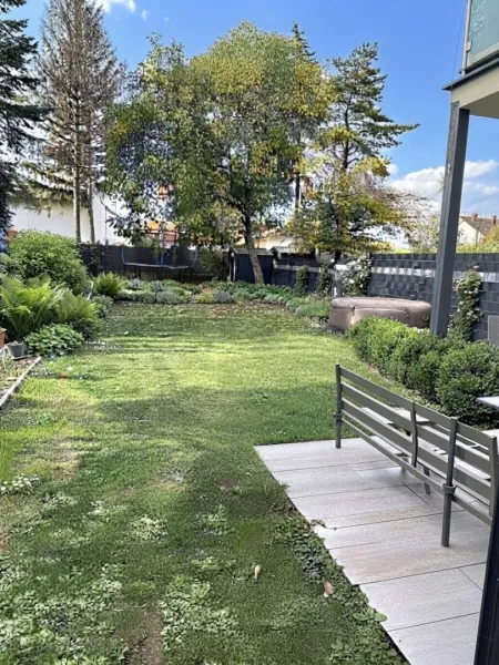 Gartenansicht (Begrünung teilweise mit KI)
