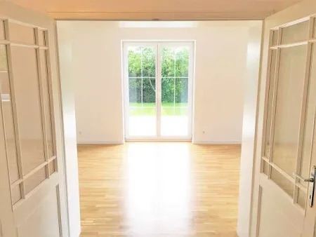 Blick in den Wohnbereich mit Terrassenausgang