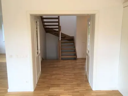 Untergeschoss mit Holzstiegenaufgang