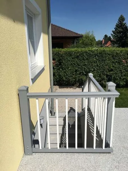 Blick zum Untergeschosseingang