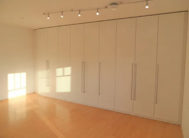 Schlafzimmer: KI generierter Kleiderschrank