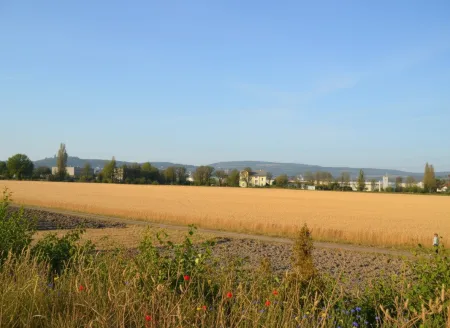 >> MIETHAUS mit 6 ZIMMER, DOPPELGARAGE, KELLER und EIGENGARTEN, am ORTSRAND!