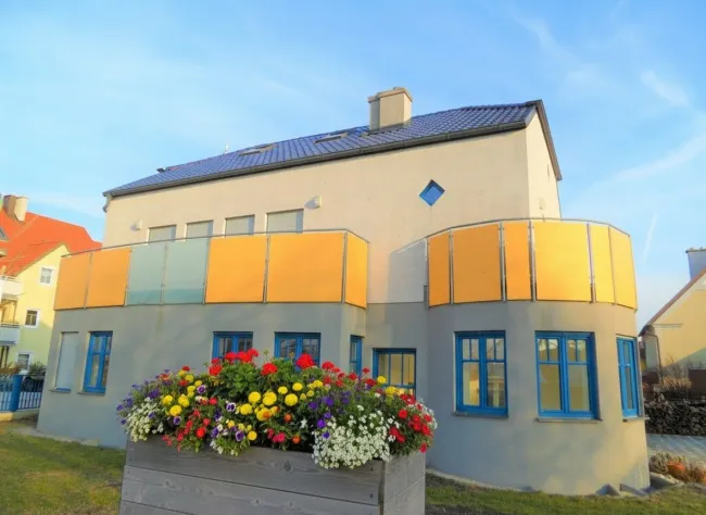 Hausansicht: Blumen KI generiert
