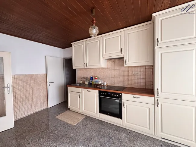 Einfamilienhaus mit sonnigem Innenhof und Nebengebäuden in zentraler Lage von Weppersdorf – viel Gestaltungspotenzial!