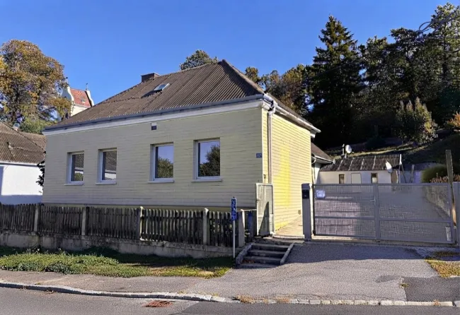 Einfamilienhaus mit sonnigem Innenhof und Nebengebäuden in zentraler Lage von Weppersdorf – viel Gestaltungspotenzial!