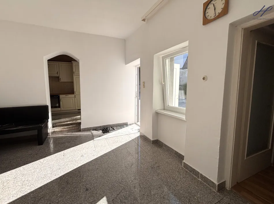 Einfamilienhaus mit sonnigem Innenhof und Nebengebäuden in zentraler Lage von Weppersdorf – viel Gestaltungspotenzial! - Bild
