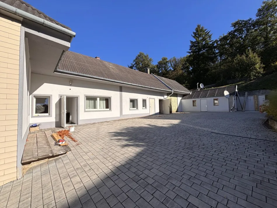 Einfamilienhaus mit sonnigem Innenhof und Nebengebäuden in zentraler Lage von Weppersdorf – viel Gestaltungspotenzial! - Titelbild