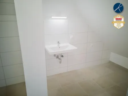 Bad mit Dusche und Waschmaschinenanschluss