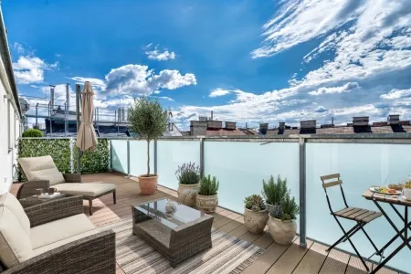 Terrasse Ebene 2 mit Möblierungsvorschlag KI