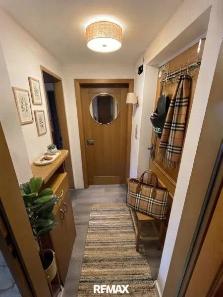 Vorzimmer Original, mit neuer WC-Tür und Deko, KI-generiert