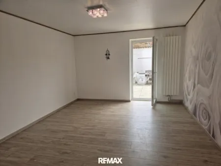 Schlafzimmer Tür z. Innenhof, ohne Möbel, KI