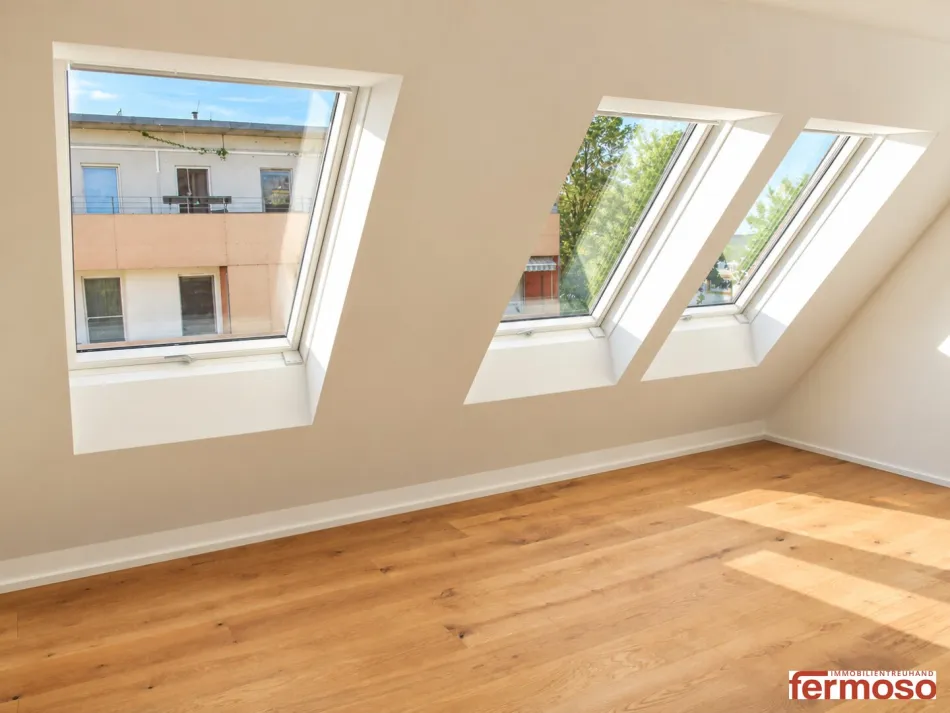 Moderne 3-Zi-Dachgeschosswohnung mit Rundumblick-Terrasse, Klimaanlage & Tiefgarage in Leopoldsdorf! - Bild