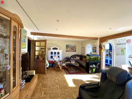 Wohnzimmer mit Blick zum Kachelofen und zur Couch