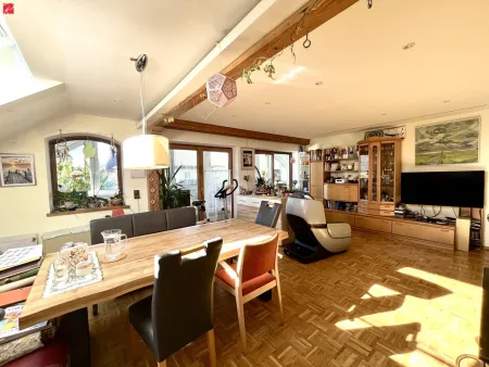 Esszimmer und Wohnzimmer mit Blick zur Loggia