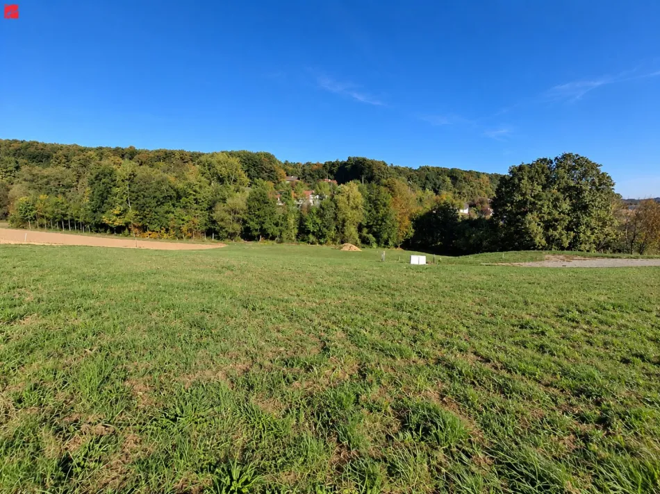 Sonniges Baugrundstück in malerischer Landschaft – bereit für Ihr Eigenheim! - Titelbild