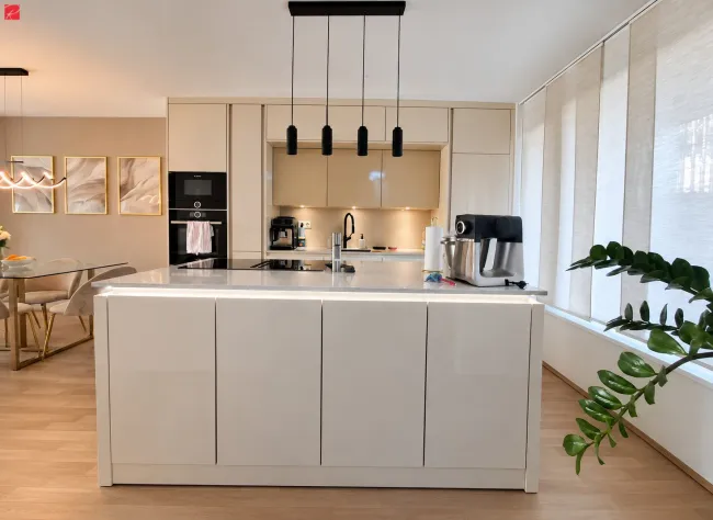 Neubau-Maisonette mit maßgefertigter Einrichtung, E-Ladestation und Eigengarten