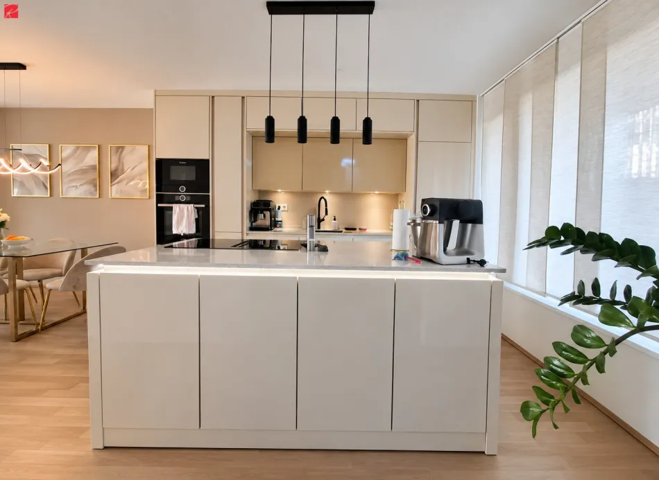 Neubau-Maisonette mit maßgefertigter Einrichtung, E-Ladestation und Eigengarten - Bild