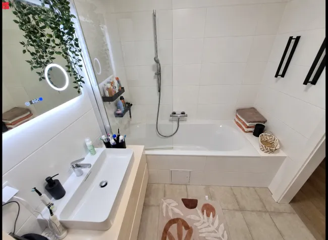 Neubau-Maisonette mit maßgefertigter Einrichtung, E-Ladestation und Eigengarten