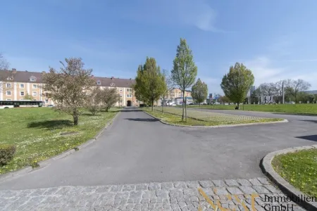 Zufahrt & Parkplätze