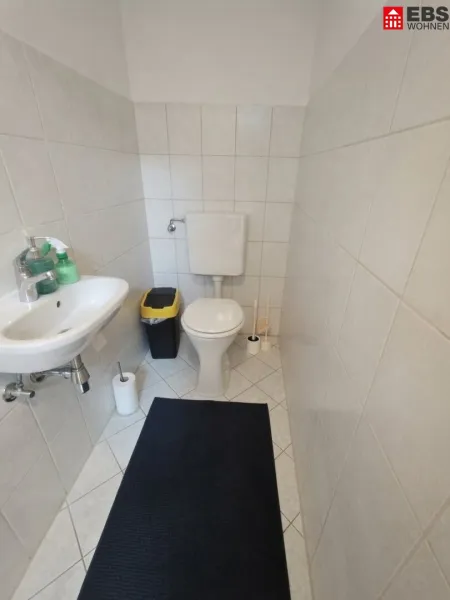 WC mit extra Waschbecken
