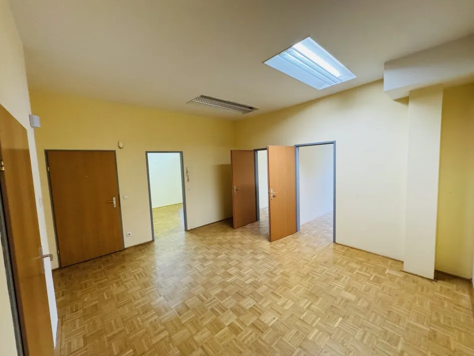 Knittelfeld Kapuzinerplatz: Repräsentative & barrierefreie Büro- oder Praxisfläche im Zentrum – 133m2 plus Terrasse - Bild