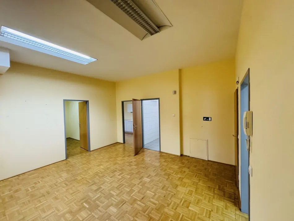 Knittelfeld Kapuzinerplatz: Repräsentative & barrierefreie Büro- oder Praxisfläche im Zentrum – 133m2 plus Terrasse - Bild