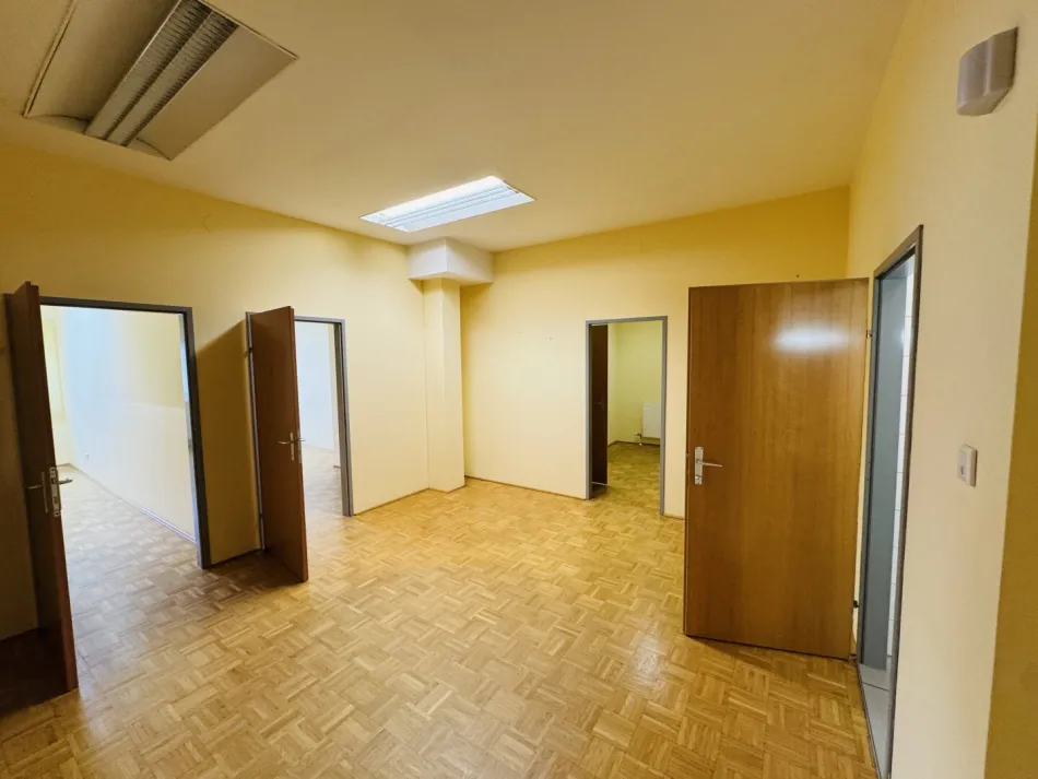 Knittelfeld Kapuzinerplatz: Repräsentative & barrierefreie Büro- oder Praxisfläche im Zentrum – 133m2 plus Terrasse - Titelbild