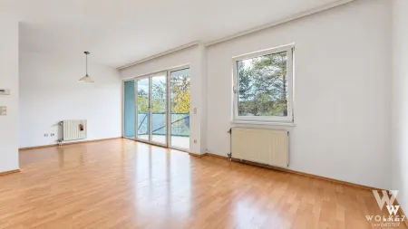 Helles Wohnzimmer mit Balkonzugang