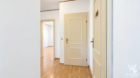 Flur mit Zugang zu weiteren Räumen