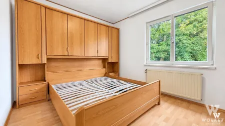 Schlafzimmer mit Einbauschrank und Fenster