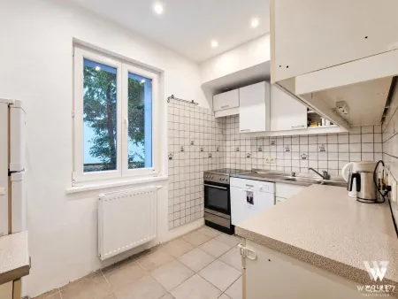 Küche mit Fenster und Einbauten