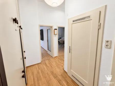 Flur mit Holzfußboden und mehreren Türen