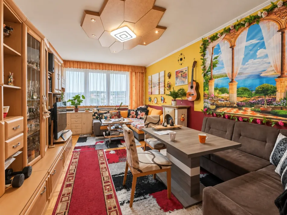 Farbenfrohe 2-Zimmer-Wohnung mit Loggia - Bild