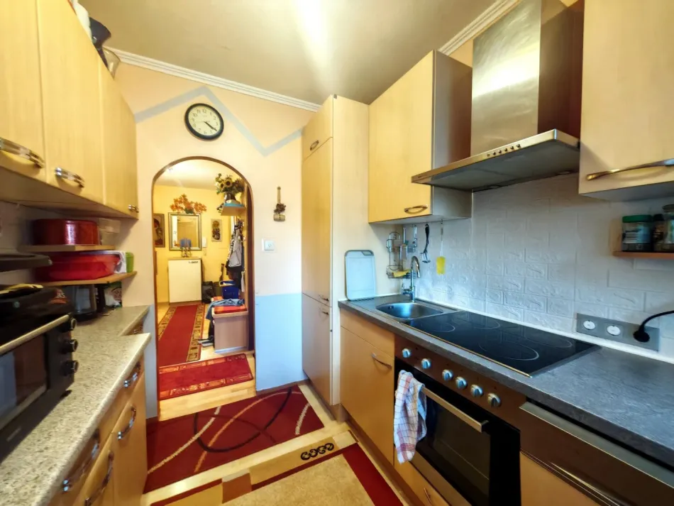 Farbenfrohe 2-Zimmer-Wohnung mit Loggia - Bild