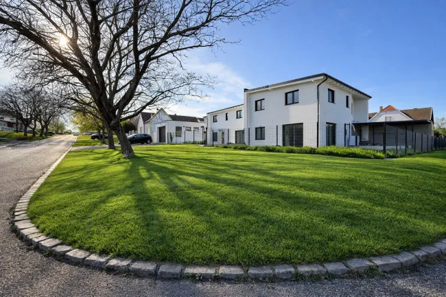 Exklusive Neubau-Doppelhaushälfte in Sigleß – Wohnen mit Stil - Titelbild