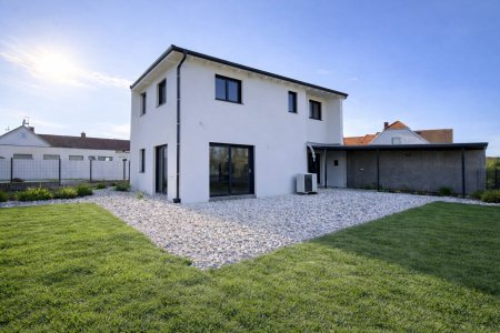 Exklusive Neubau-Doppelhaushälfte in Sigleß – Wohnen mit Stil