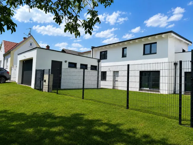 Wohnen mit Stil in Sigleß – Garage, Garten und Dachterrasse inklusive - Bild