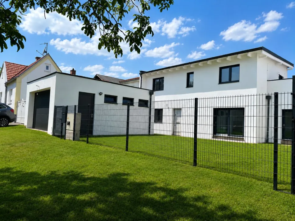 Wohnen mit Stil in Sigleß – Garage, Garten und Dachterrasse inklusive - Bild