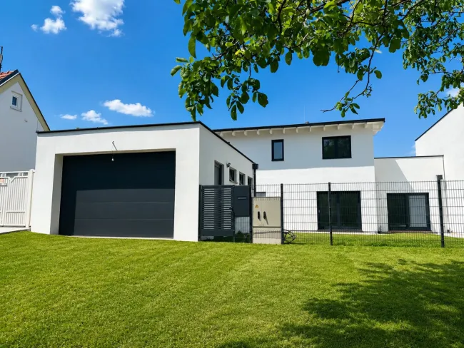 Wohnen mit Stil in Sigleß – Garage, Garten und Dachterrasse inklusive - Titelbild