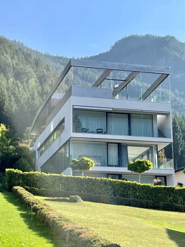 Achensee: Architektenvilla der Superlative – Top W2 mit ca. 64,18 m² Wohnfläche | ca. 160 m² Privatgarten | ca. 21,57 m² Terrasse | ca. 5,34 m² Balkon - Titelbild