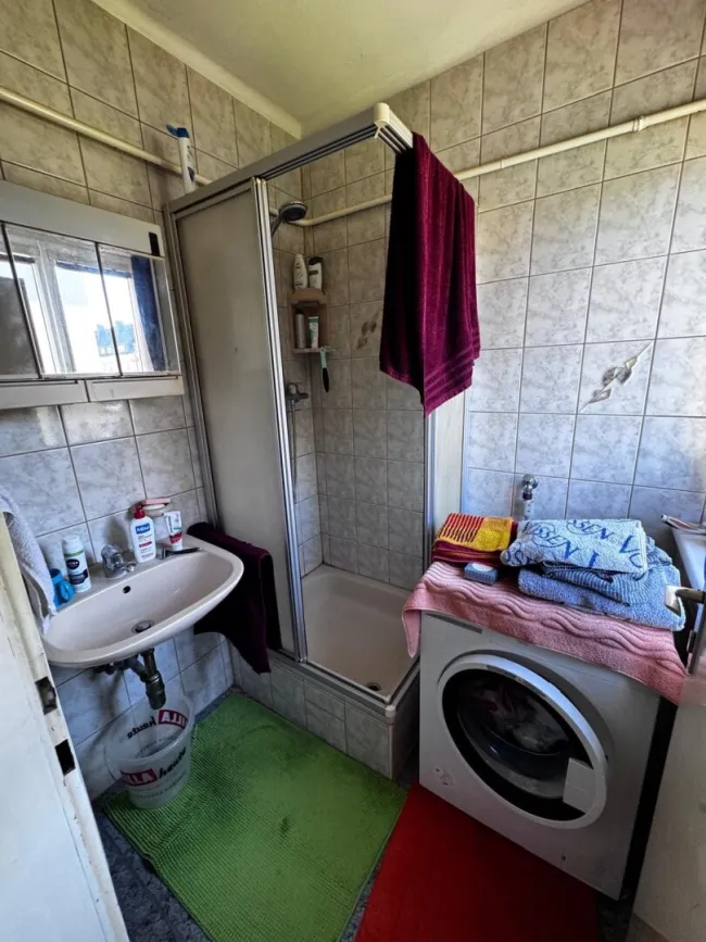 Renovierungsbedürftige Eigentumswohnung im 1. Stock - Bild