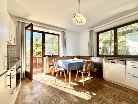 Einbauküche mit Essbereich und Zugang zum Balkon