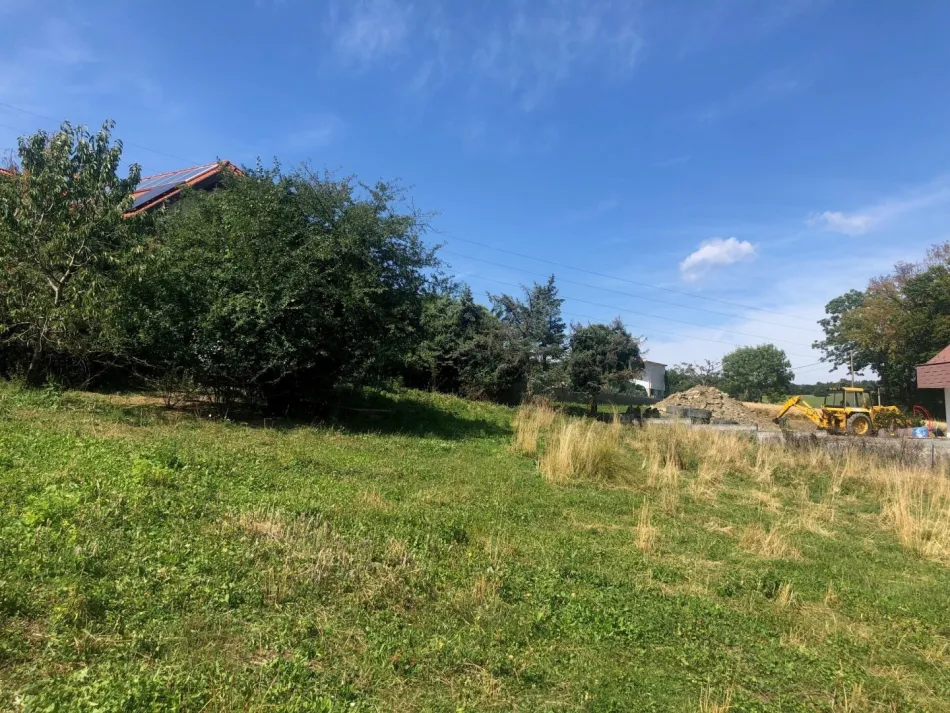 Sonniges, unbebautes Baugrundstück mit etwas Aussicht in Breitenfurt West - Titelbild