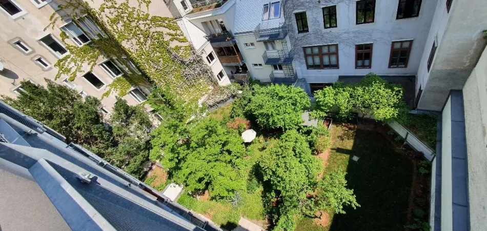 Zentrumsnah & absolut ruhig! Moderne, hofseitige 2 Zimmer-Balkonwohnung mit Garage! - Bild