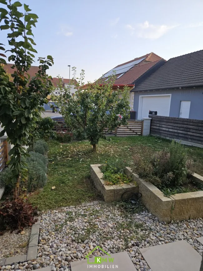 Wohntraum der keine Wünsche offen lässt: neuwertiges Haus mit Garten und Doppelgarage - Bild