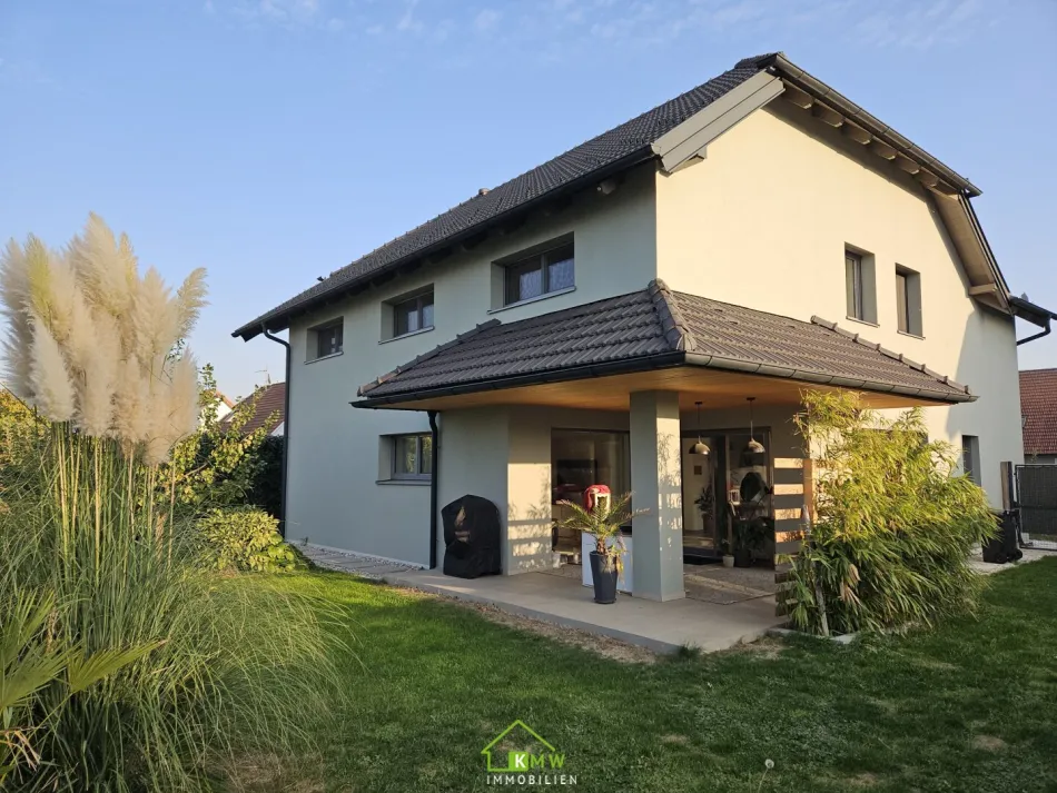 Wohntraum der keine Wünsche offen lässt: neuwertiges Haus mit Garten und Doppelgarage - Titelbild